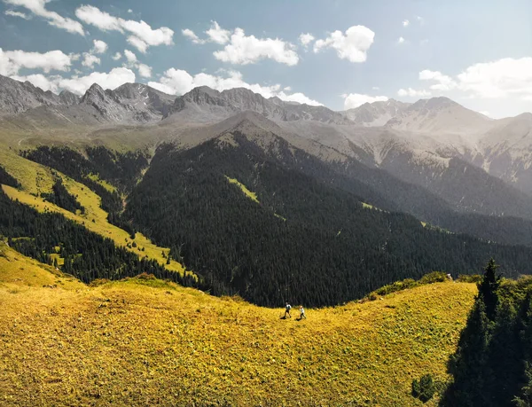 Αεροφωτογραφία Του Μικρού Τουρίστα Στην Όμορφη Κοιλάδα Του Βουνού Ηλιόλουστη — Φωτογραφία Αρχείου
