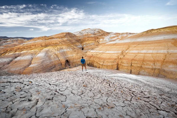 Caminante Camisa Azul Tierra Agrietada Sequía Montañas Desérticas Rayas Rojas — Foto de Stock