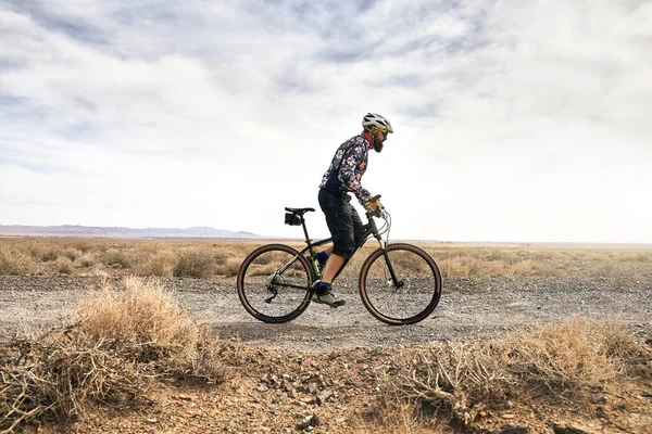 Jinete Con Barba Monta Bicicleta Montaña Camino Del Desierto Clima — Foto de Stock