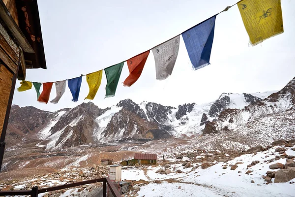 Tibet Bayrakları Lung Kazakistan Tien Shan Dağlarında Selamlıyor — Stok fotoğraf