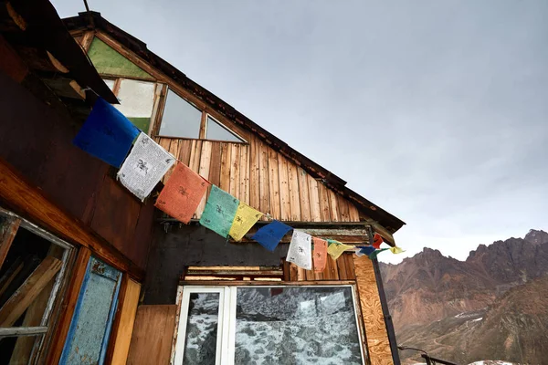 Antigua Cabaña Madera Con Banderas Oración Tibetanas Lung Las Montañas — Foto de Stock