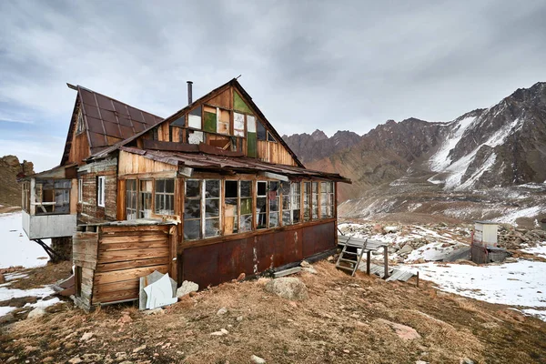 Velha Casa Madeira Rústica Vale Com Picos Montanha Neve Almaty — Fotografia de Stock