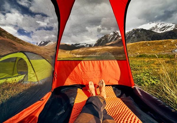 哈萨克斯坦阿拉木图 一个帐篷里的风景和高山上的远足者的腿 — 图库照片