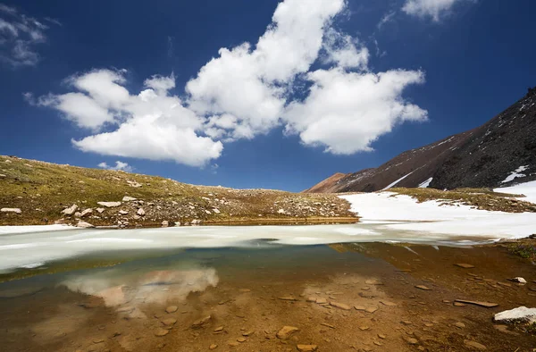 Schöne Landschaft Des Bergsees Vor Weißen Eisbergen Und Blauem Bewölkten — Stockfoto