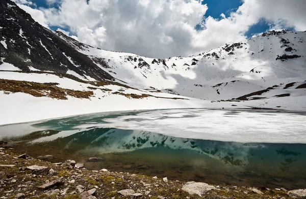 Schöne Landschaft Des Bergsees Mit Eis Und Spiegelung Der Schneebedeckten — Stockfoto
