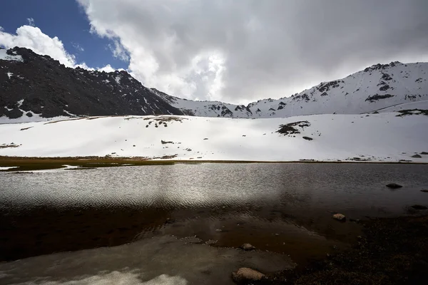 Schöne Landschaft Des Bergsees Vor Weißen Eisbergen Almaty Kasachstan — Stockfoto