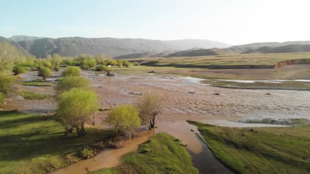 Kazakistan 'daki nehir ve dağların insansız hava aracı görüntüleri. — Stok video