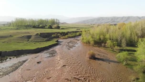 Drone colpo di fiume e montagne in Kazakistan — Video Stock