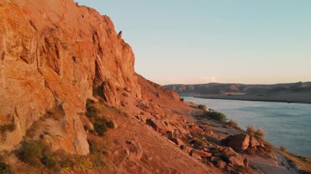 Drone shot van rivier en bergen bij zonsondergang in Kazachstan — Stockvideo