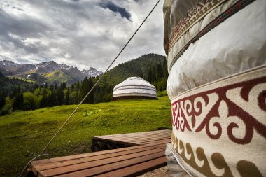 Almaty, Kazakistan 'daki Yeşil Dağ Vadisi' nde iki beyaz Yurt Göçebe Evi 'nin konuk evi.