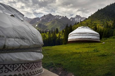 Almaty, Kazakistan 'daki Yeşil Dağ Vadisi' ndeki Beyaz Yurt Göçebe Evi 'nin konuk evi.