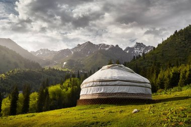 Almaty, Kazakistan 'daki Yeşil Dağ Vadisi' ndeki Beyaz Yurt Göçebe Evi 'nin konuk evi.