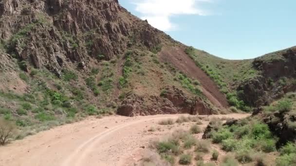 Drone skott av cyklist rida i öknen canyon — Stockvideo