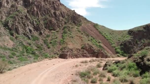 Drone tiro de bicicleta passeio no desfiladeiro do deserto — Vídeo de Stock