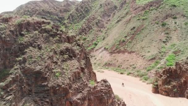 Drone shot di giro in bicicletta nel canyon del deserto — Video Stock