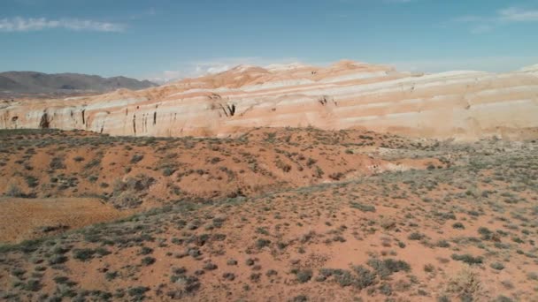 Drone shot kanionu pustynne paski gór w Kazachstanie — Wideo stockowe