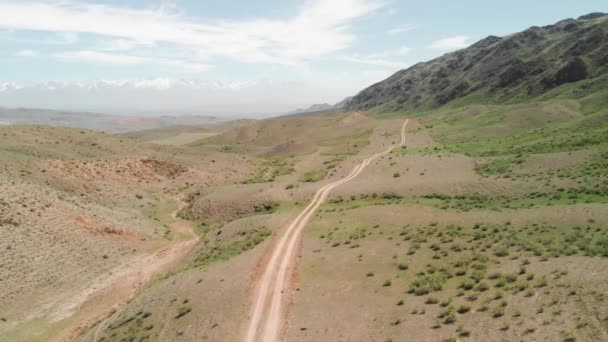 Kazakistan dağlarındaki köy yolunun insansız hava aracı görüntüleri. — Stok video