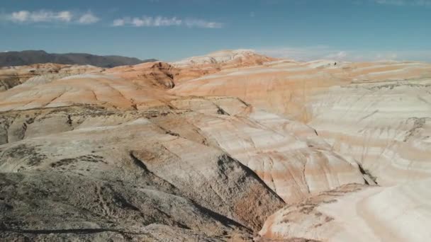 Drone shot of canyon desert striped mountains in Kazakhstan — Vídeos de Stock