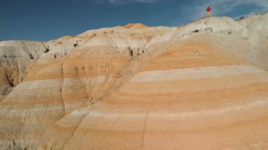 Kazakistan 'daki Kanyon Çölü çizgili dağların insansız hava aracı görüntüleri.