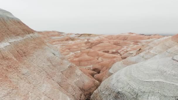 Drone shot of canyon desert striped mountains in Kazakhstan — Vídeos de Stock