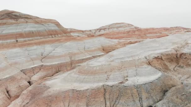 Drone shot of canyon desert striped mountains in Kazakhstan — Vídeos de Stock