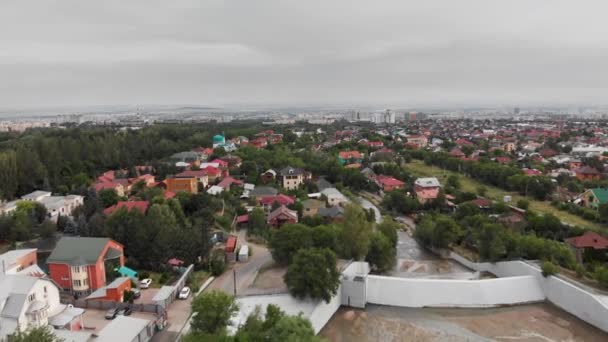 Вид с воздуха на горы и реку в Алматы, Казахстан — стоковое видео