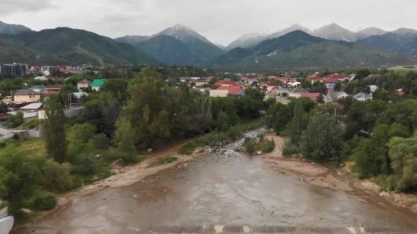 Vista aérea das montanhas e do rio em Almaty, Cazaquistão — Vídeo de Stock