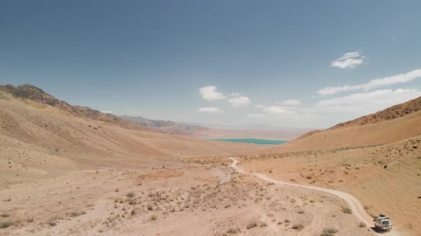 카자흐스탄의 바르 투 게이 호수를 공중에서 찍은 사진 — 비디오