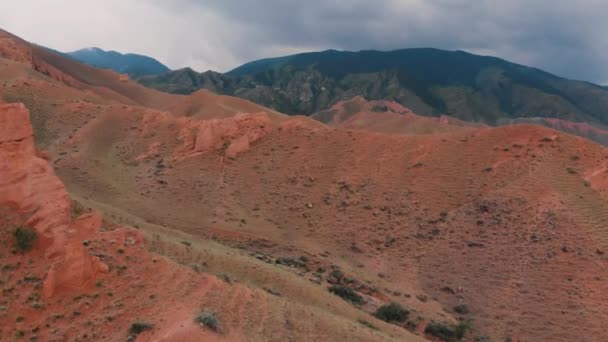 Повітряний дрон у Червоних пустельних горах Казахстану. — стокове відео