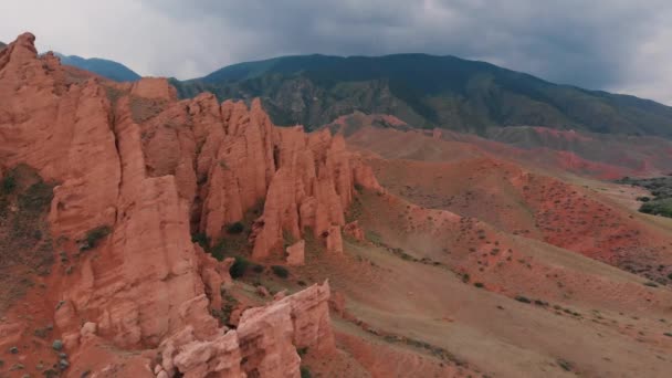 Tiro aéreo de drones a las montañas del desierto rojo en Kazajstán — Vídeos de Stock