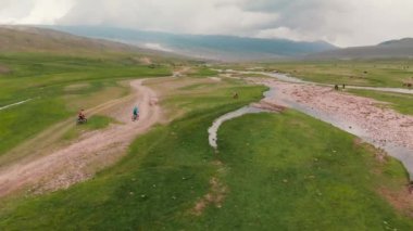 Kazakistan 'daki Assy Dağı Vadisi' nde bisikletçilik.