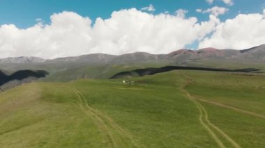 Kazakistan 'daki Assy Dağı Vadisi' nin havadan görünüşü