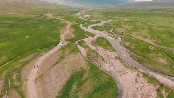 Cykeltur på Assy Mountain Valley i Kazakstan — Stockvideo