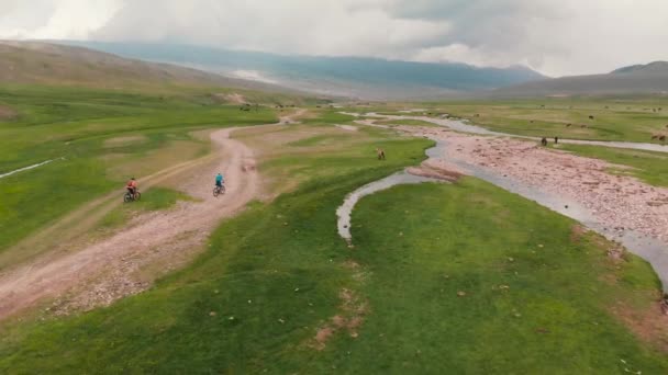 Passeio de bicicleta no vale da montanha Assy, no Cazaquistão — Vídeo de Stock