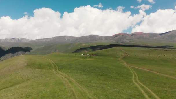 Pemandangan udara dari lembah pegunungan Assy di Kazakhstan — Stok Video