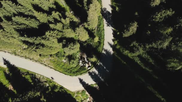 Homem passeio de bicicleta na estrada da montanha tiro aéreo — Vídeo de Stock