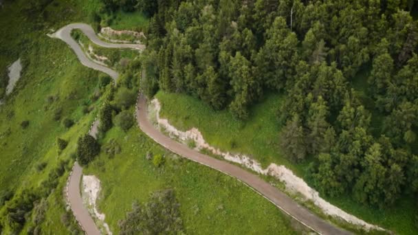 Homem passeio de bicicleta na estrada da montanha tiro aéreo — Vídeo de Stock