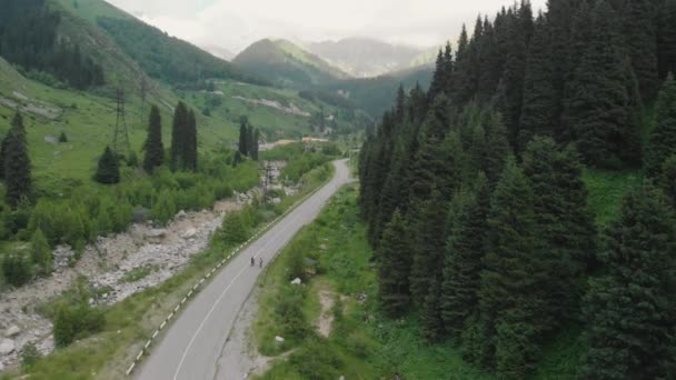 Man naik sepeda di jalan gunung udara ditembak — Stok Video