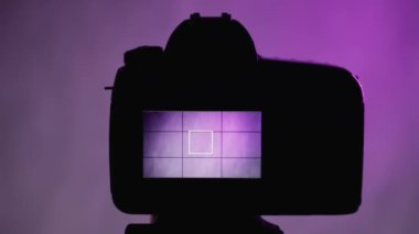 Kameranın önünde konuşan sakallı bir vlogger.