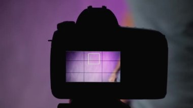 Kameranın önünde konuşan sakallı bir vlogger.