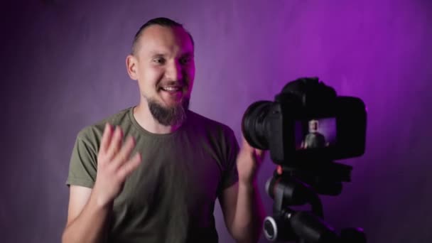 Vousatý muž vlogger mluví před kamerou — Stock video