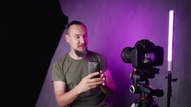 Γενειοφόρος vlogger μιλάει μπροστά στην κάμερα — Αρχείο Βίντεο