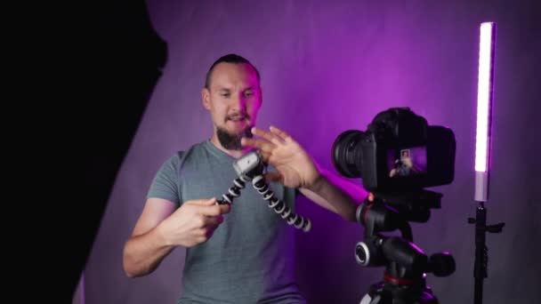 Brodaty człowiek vlogger mówi przed kamerą — Wideo stockowe