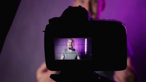 Homme barbu vlogger parler devant la caméra — Video