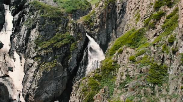 Cascata in montagna in Asia centrale — Video Stock