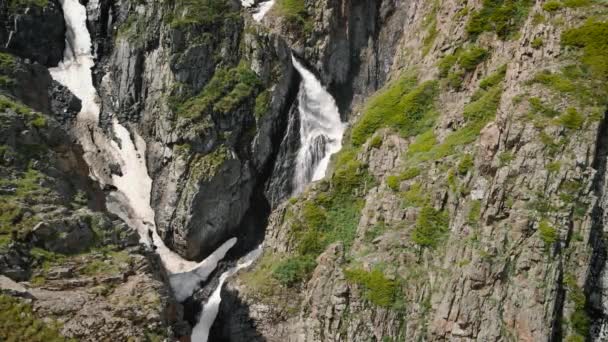 Cachoeira nas montanhas da Ásia Central — Vídeo de Stock