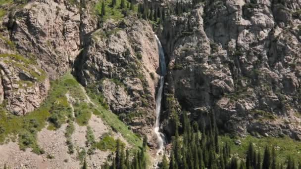 Burkhan Bulak Cascata in montagna in Asia centrale — Video Stock