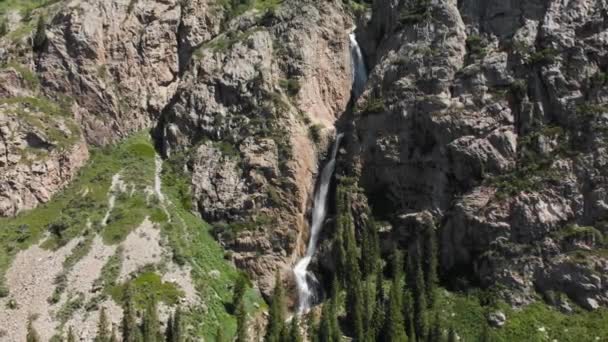 Burkhan Bulak Cachoeira nas montanhas da Ásia Central — Vídeo de Stock