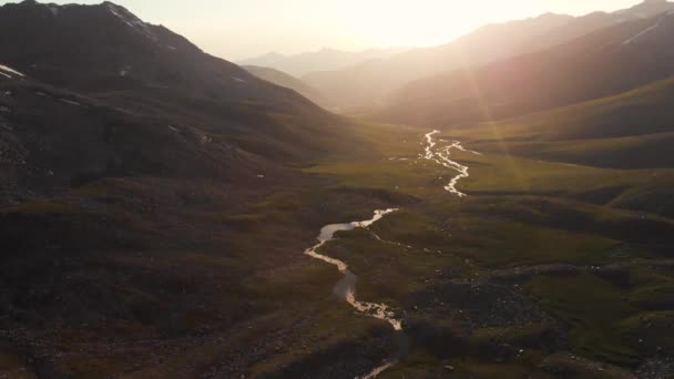 Вид на річку в гірській долині — стокове відео