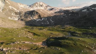 Dağ vadisinin havadan görünüşü